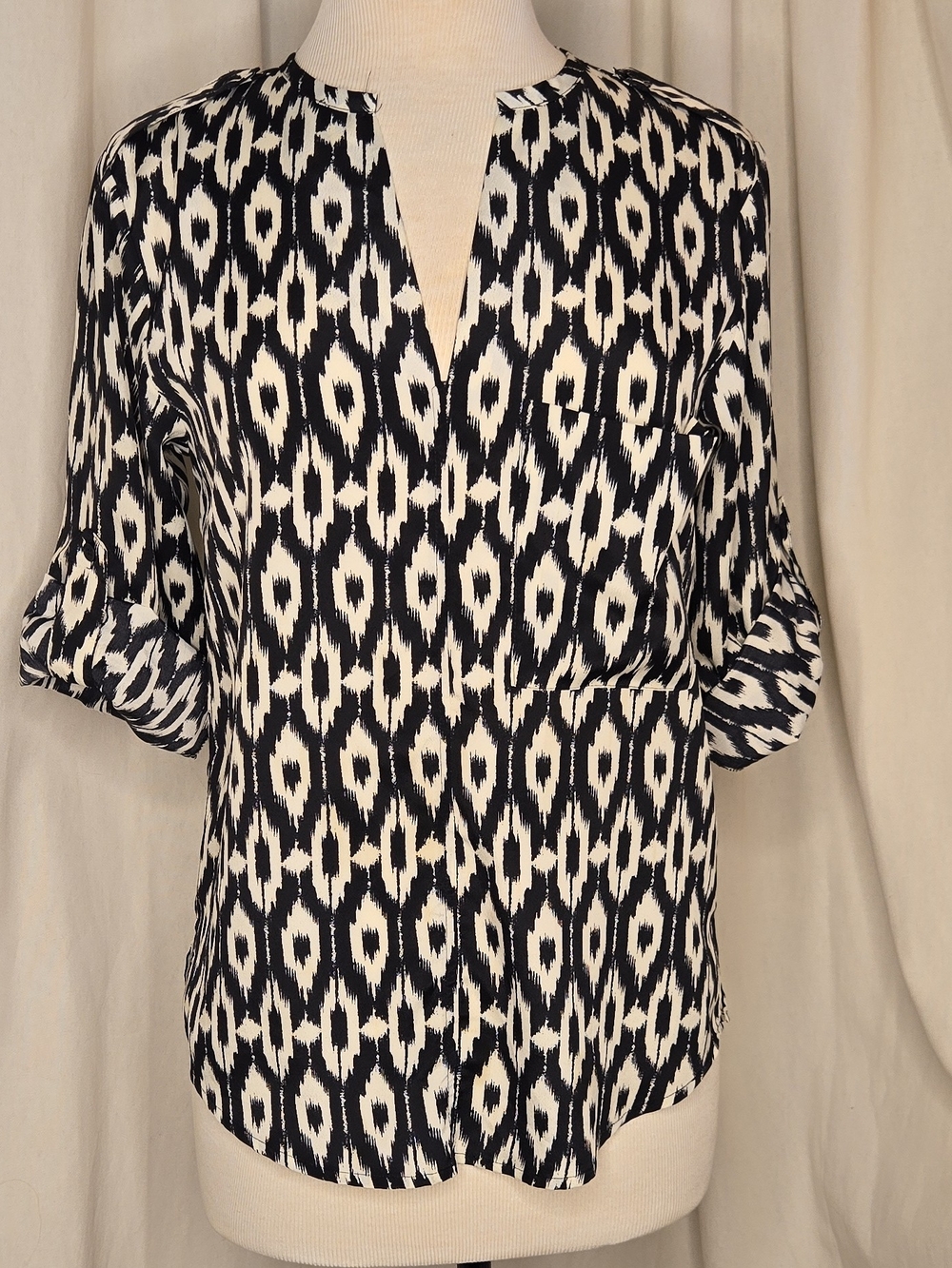 Collective Concepts 2000s Black and White Ikat Split V-Neck Blouse